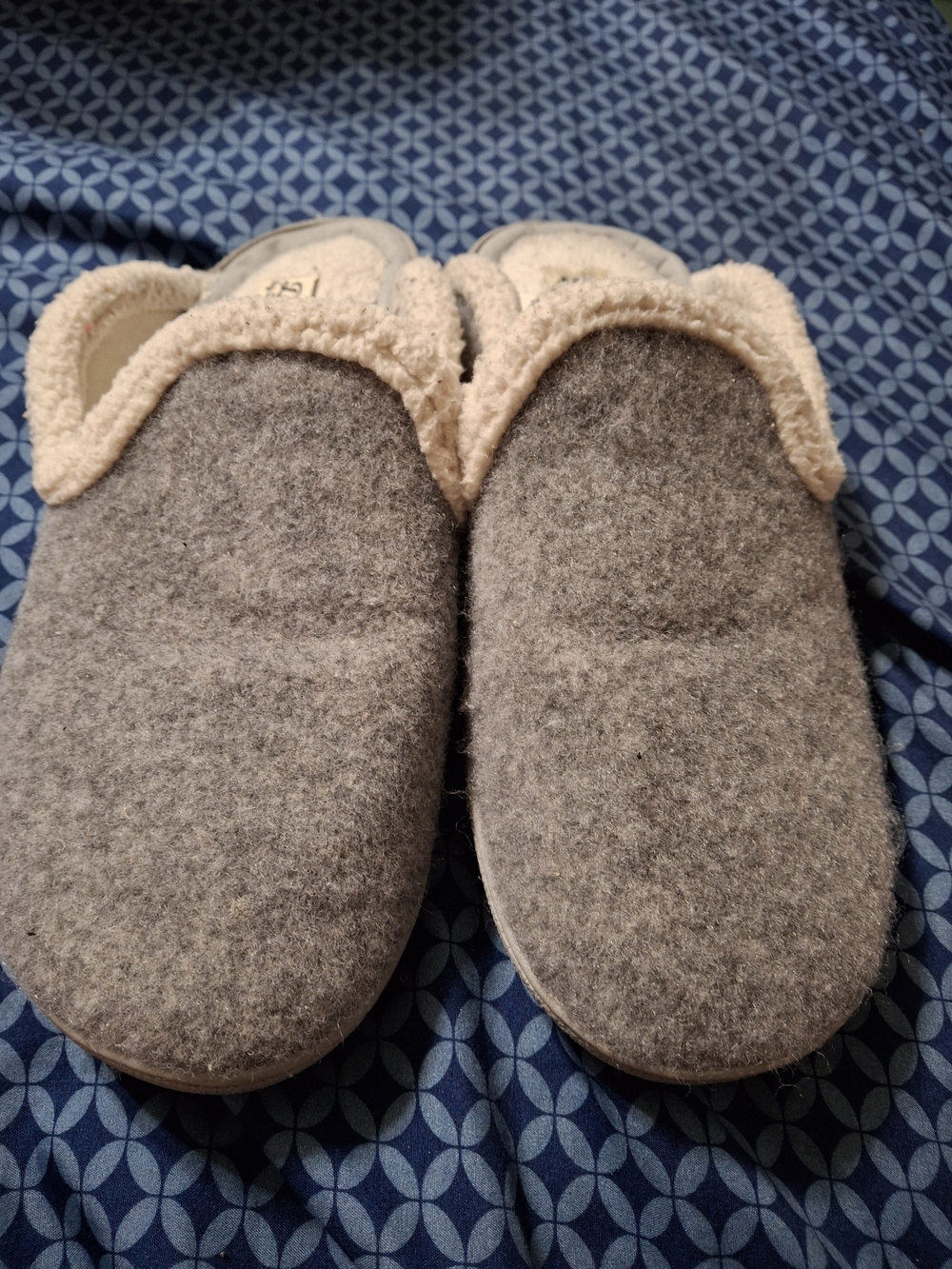 dearfoams Grey Wool-Blend Slip-On Women's Slippers with Cream Sherpa Trim